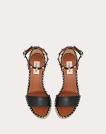 DOUBLE ROCKSTUD GRAINY CALFSKIN WEDGE SANDAL 105 MM - Image 4